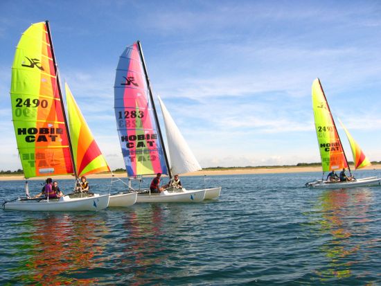 Des voiliers sur le lac de Sanguinet